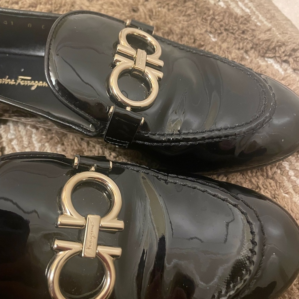 Salvatore Ferragamo Women's Trifoglio Patent Leather Loafer Size 8 fits like a 7 - Picture 10 of 10